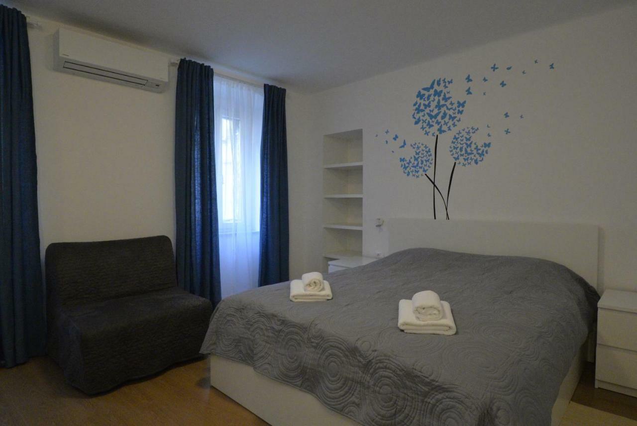 Apartments And Rooms Oliva Cres Exterior photo