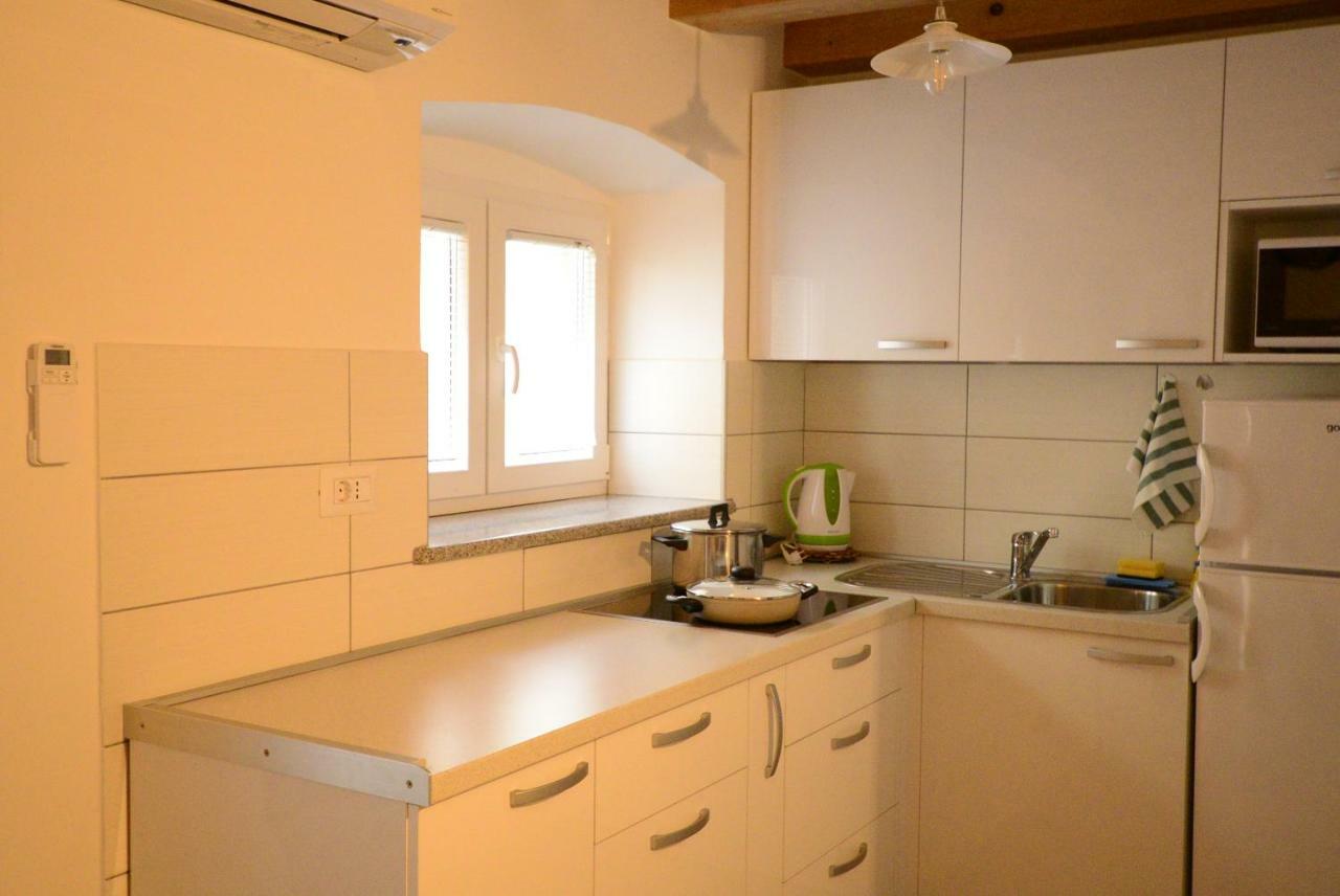 Apartments And Rooms Oliva Cres Exterior photo
