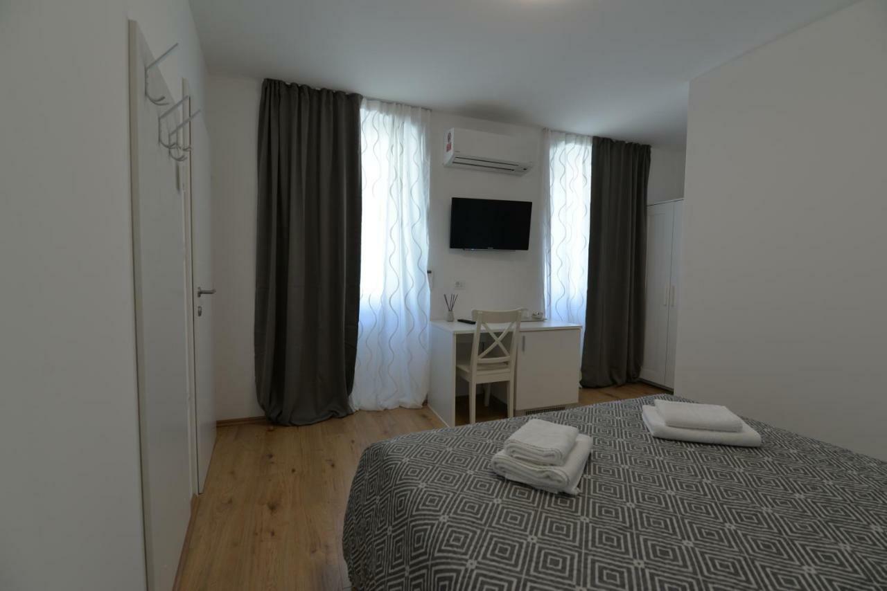 Apartments And Rooms Oliva Cres Exterior photo