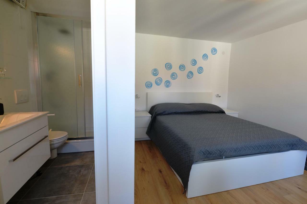 Apartments And Rooms Oliva Cres Exterior photo